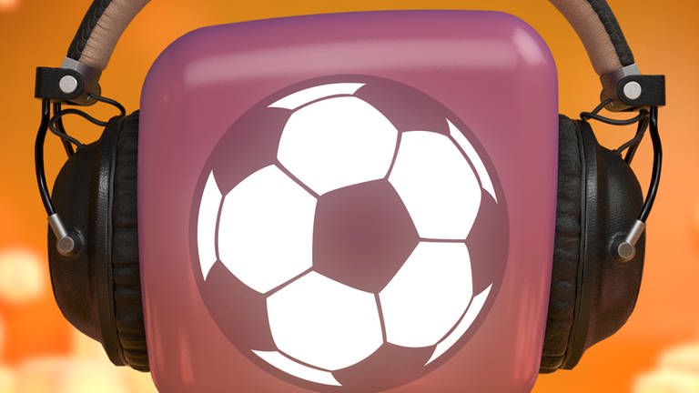 Fußball auf lila Würfel mit Kopfhörern