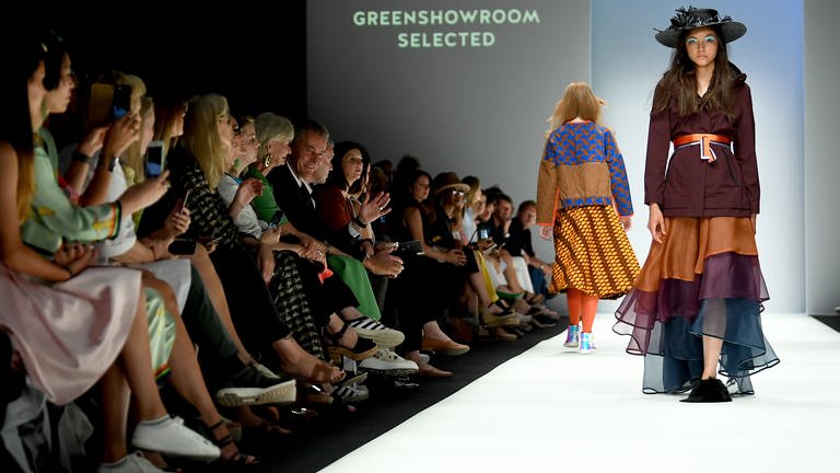 03.07.2018, Berlin: Models präsentieren nachhaltige Mode bei der Greenshowroom Modeschau. Auf der Berlin Fashion Week werden die Kollektionen für FrühlingSommer 2019 vorgestellt.