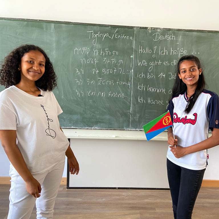Rim und Luam mit eritreischer Flagge für den Tigrinisch Sprachkurs