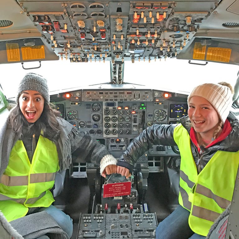 Pauline mit Muschda im Cockpit