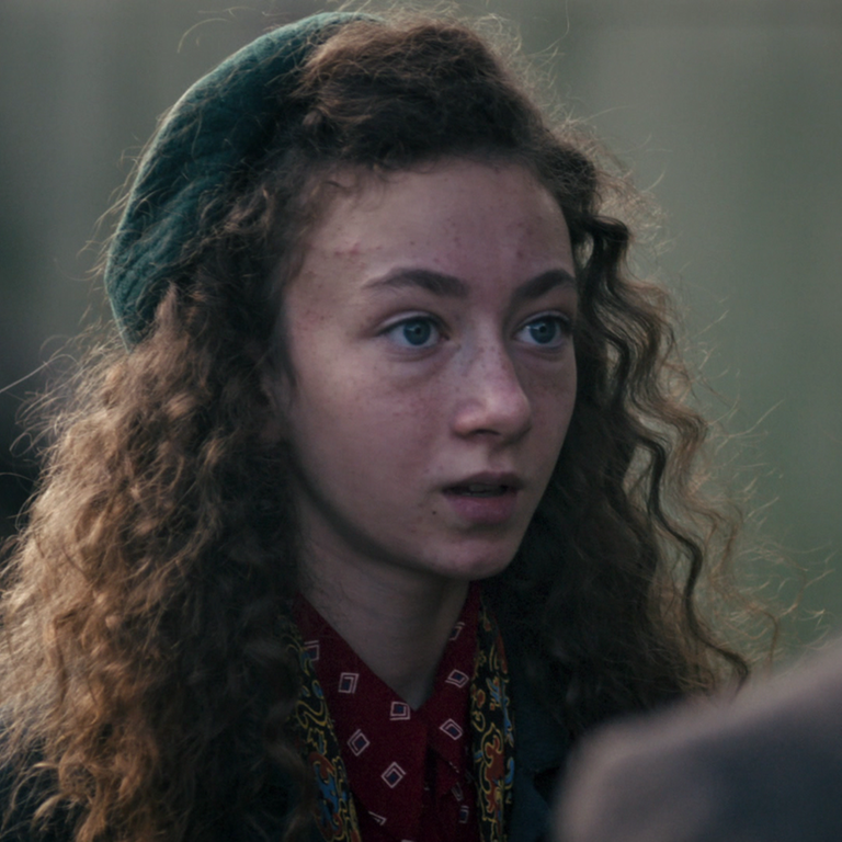Sandrine (gespielt von Mina Christ) hilft geflüchteten jüdischen Kindern.