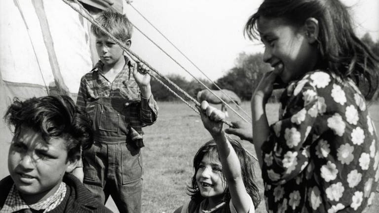 Kinder in einem Sinti und Roma-Lager bei Paris, 1957