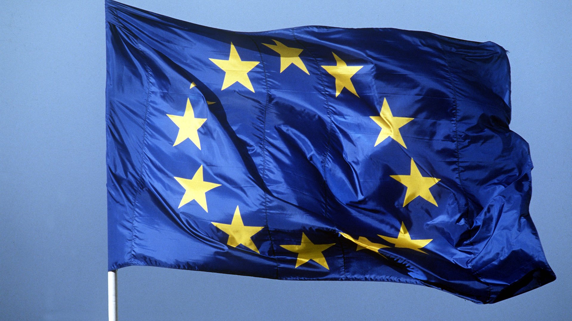 Eine Europaflagge flattert im Wind
