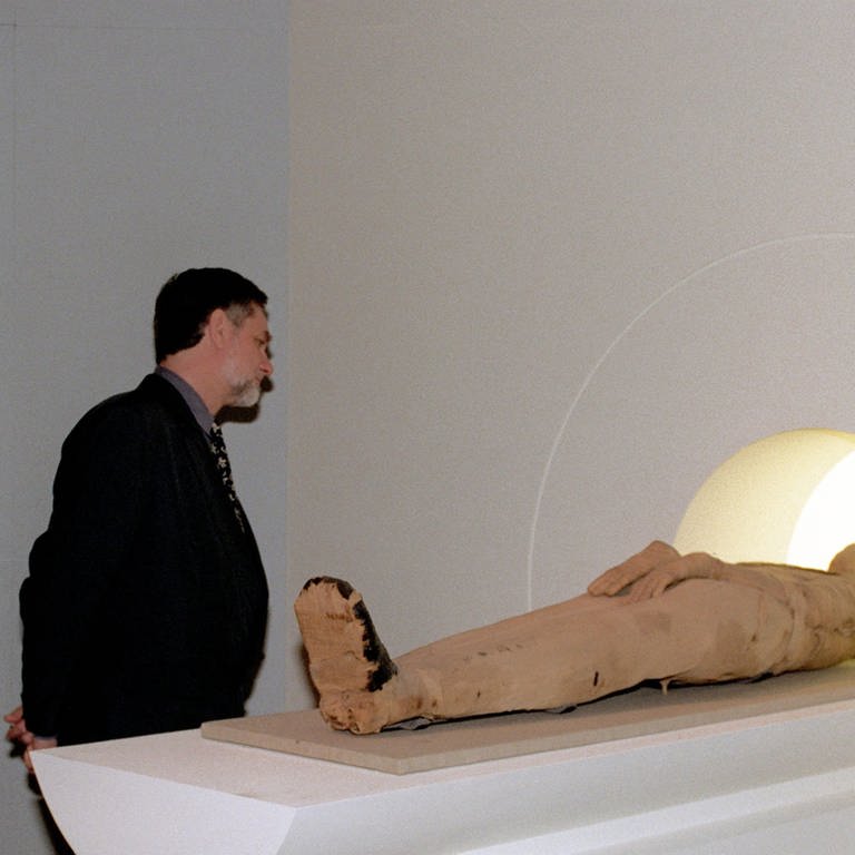 Eine Mumie in einer Durchläuchtungsröhre