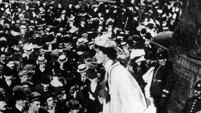 Emmeline Pankhurst bei einer Veranstaltung für das Frauenwahlrecht in London. Sie war eine herausragende Kämpferin für die politische Gleichberechtigung der Frauen in Großbritannien Anfang des 20. Jahrhunderts.