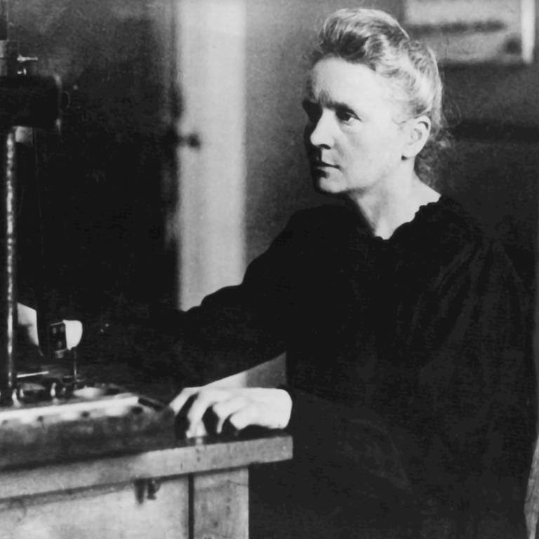 Die polnisch-französische Wissenschaftlerin und Nobelpreisträgerin Marie Curie in ihrem Labor.