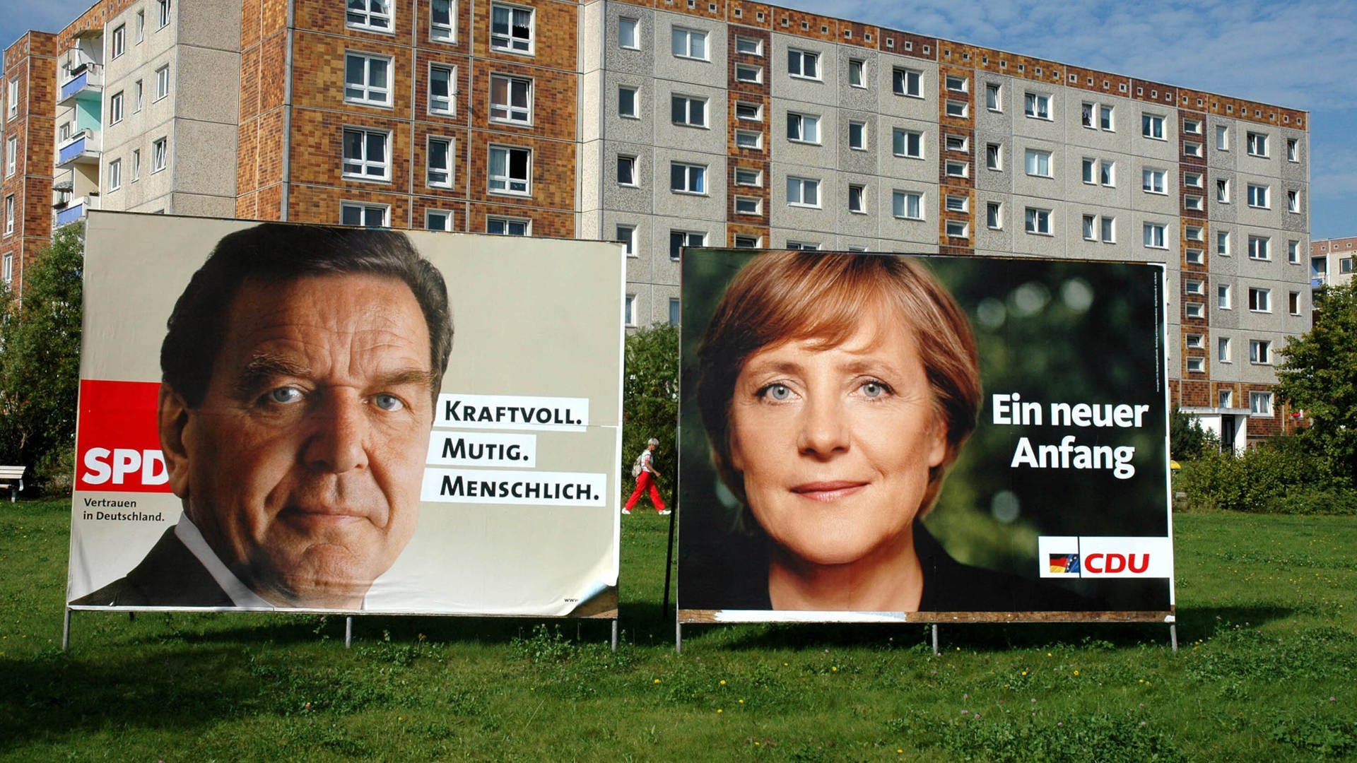 Wahlplakate der SPD und der CDU mit den Köpfen von Bundeskanzler Gerhard Schröder und der CDU-Kanzlerkandidatin Angela Merkel 2005