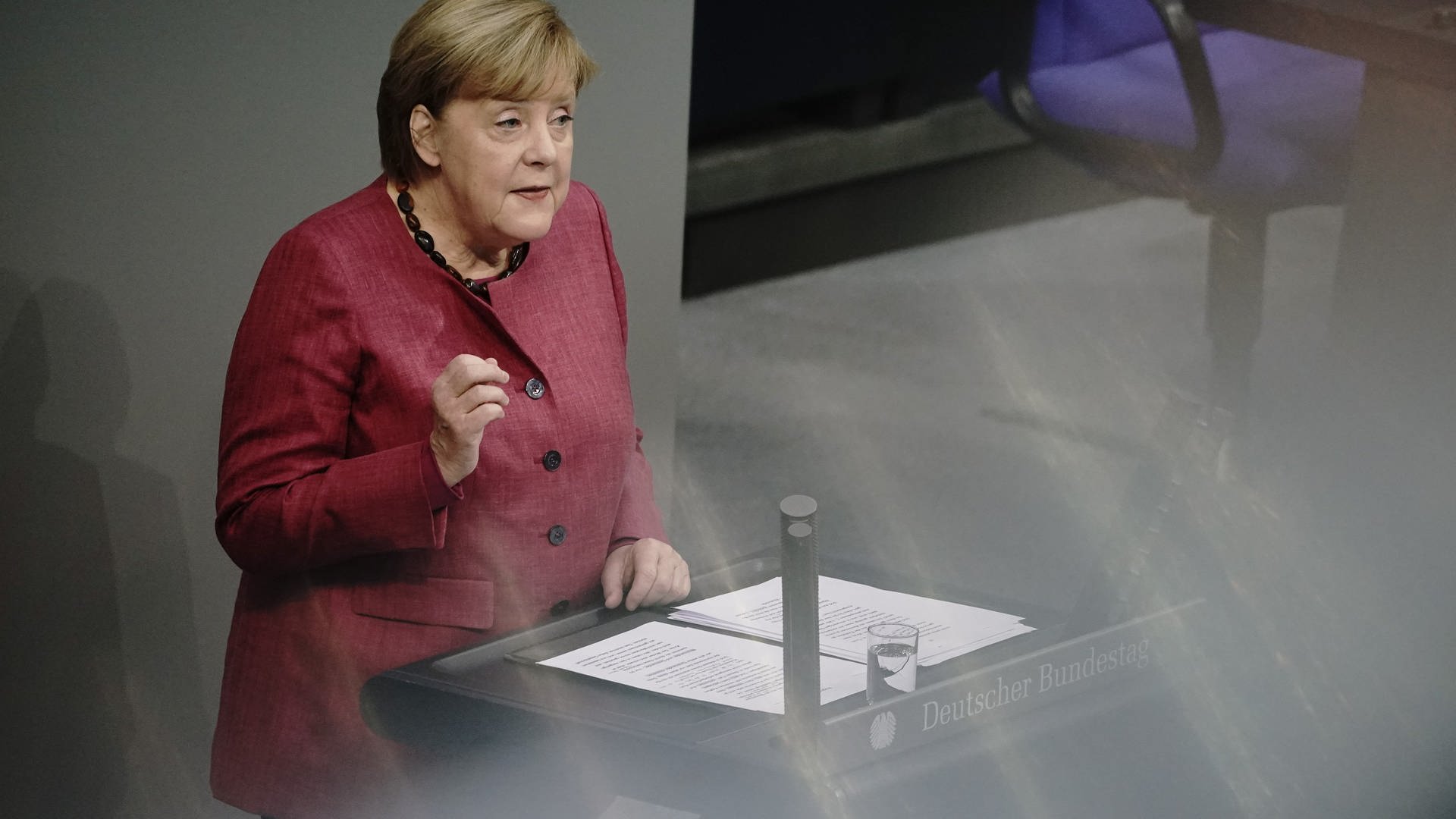 Bundeskanzlerin Angela Merkel gibt im Bundestag eine Regierungserklärung.