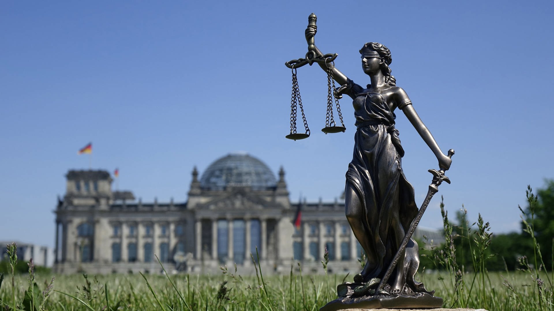 Tiergarten, Platz der Republik, Berlin, Vor dem Reichstag steht die Figur einer Justitia.