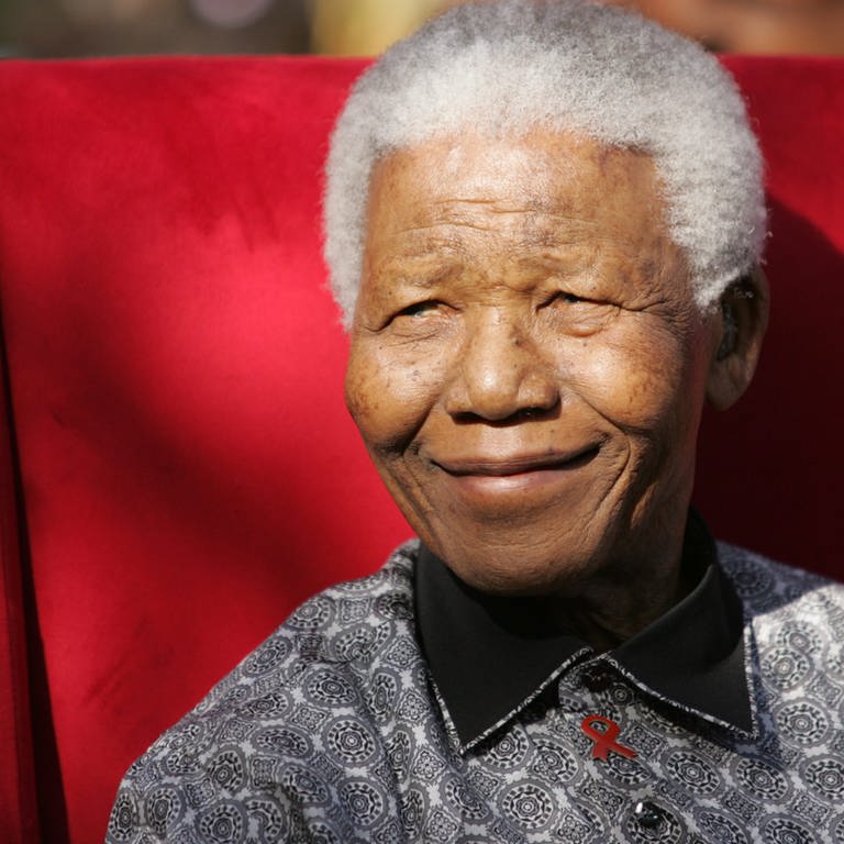 Nelson Mandela sitzt in einem roten Sessel