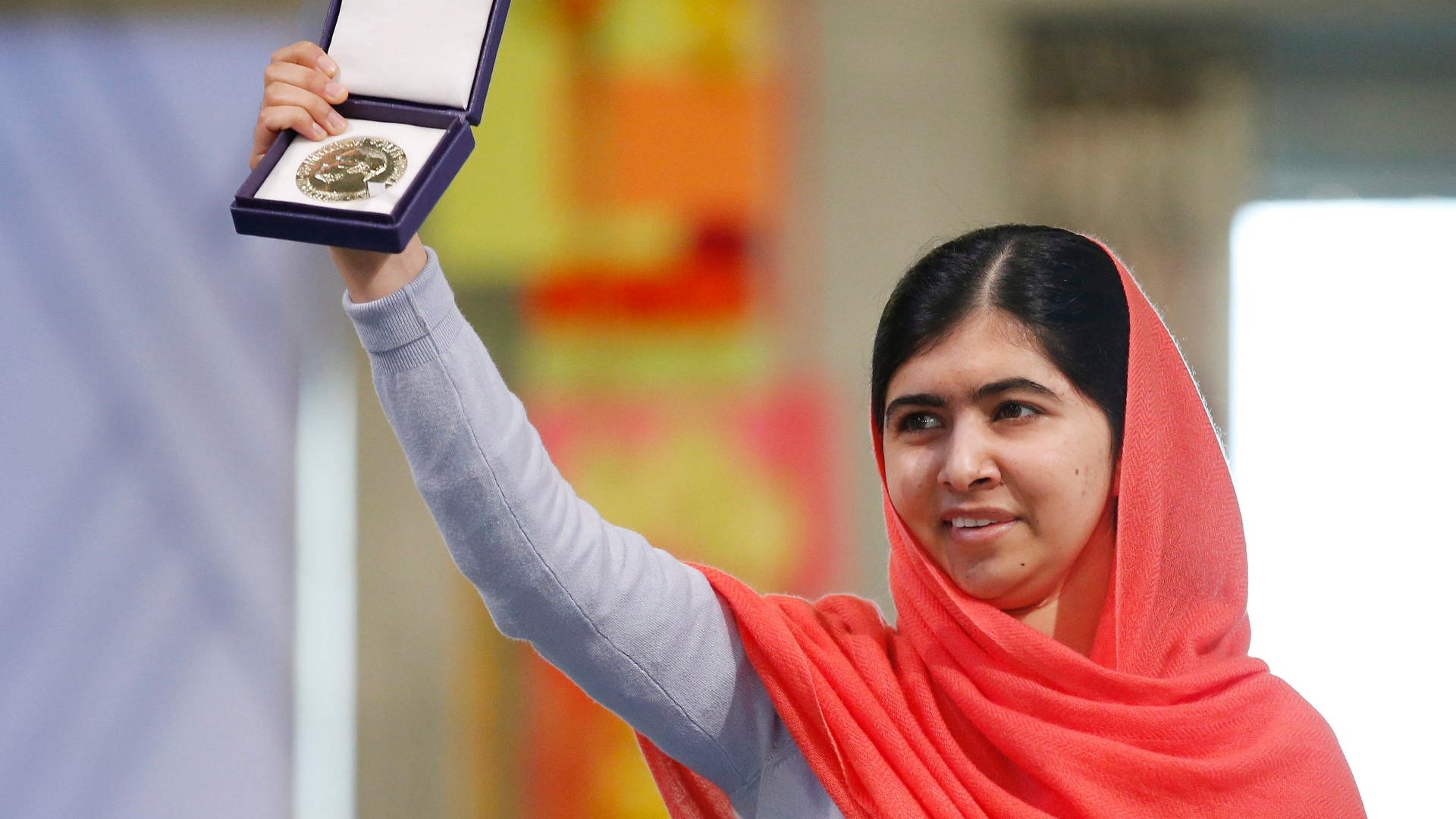 Malala Yousafzai hält ihre Auszeichnung hoch