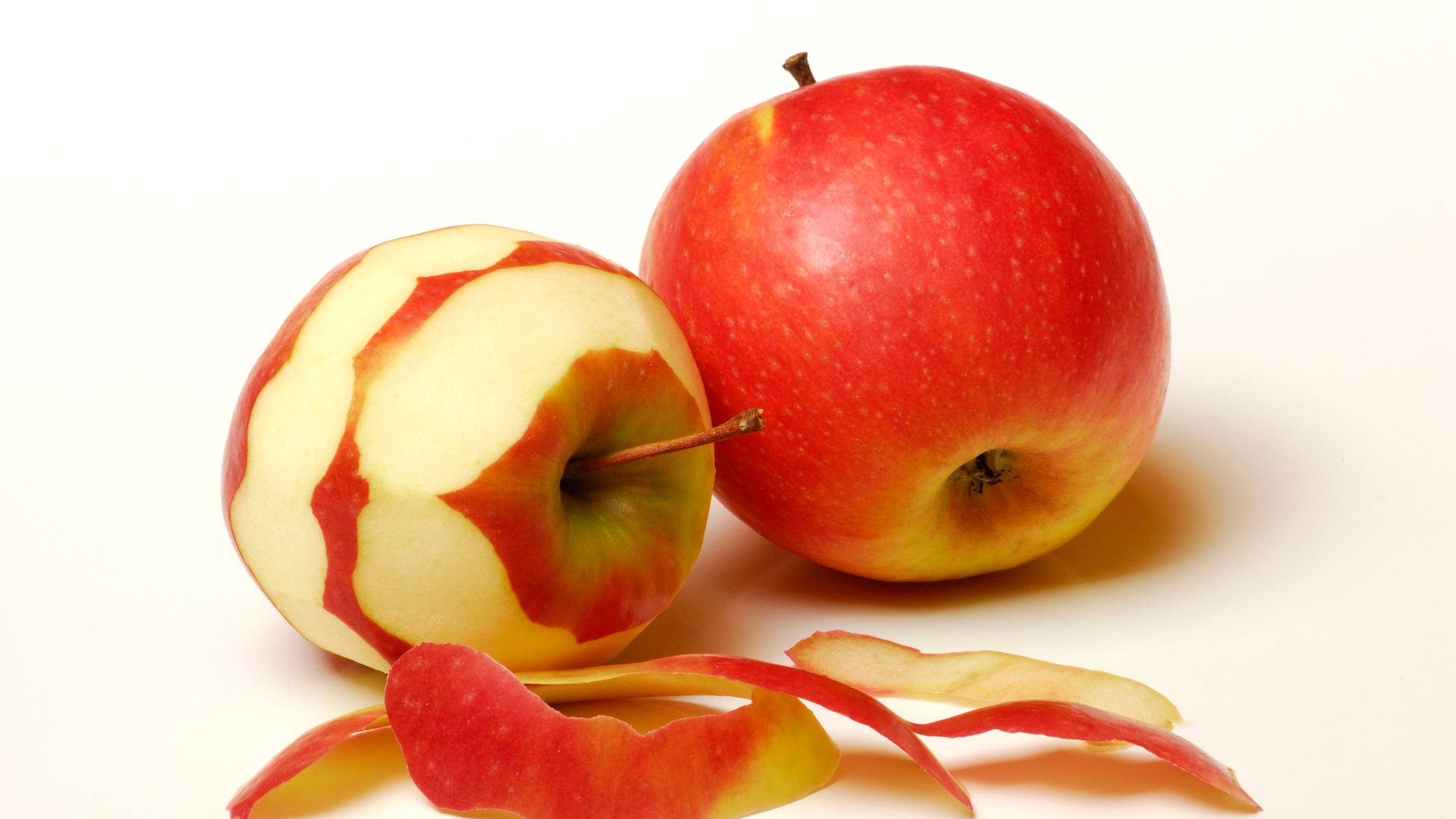 Geschälter und ungeschälter Apfel