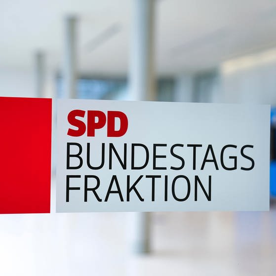 Symbolfoto des Logo der Fraktion SPD im Bundestag auf der Fraktionsebene des Deutschen Bundestag