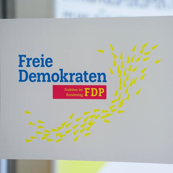 Symbolfoto des Logo der Fraktion FDP (Freie Demokraten) im Bundestag auf der Fraktionsebene des Deutschen Bundestag