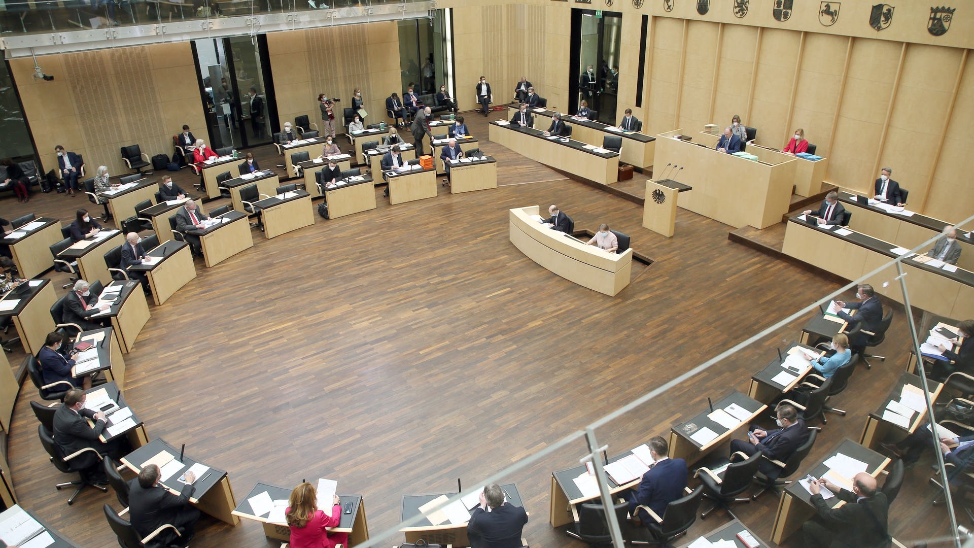 Abgeordnete der Länderkammer nehmen im Bundesrat an der Sitzung teil. 