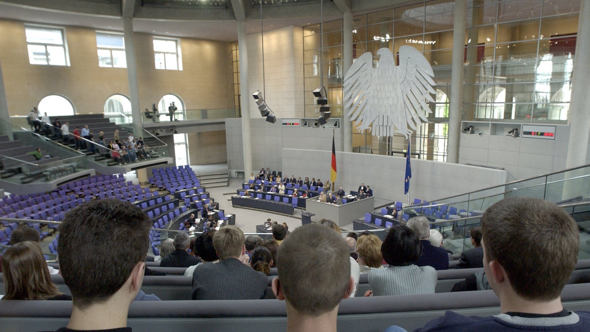 Eine Gruppe junger Männer verfolgt am Mittwoch (24.04.2002) die Bundestagssitzung im Reichstag in Berlin.