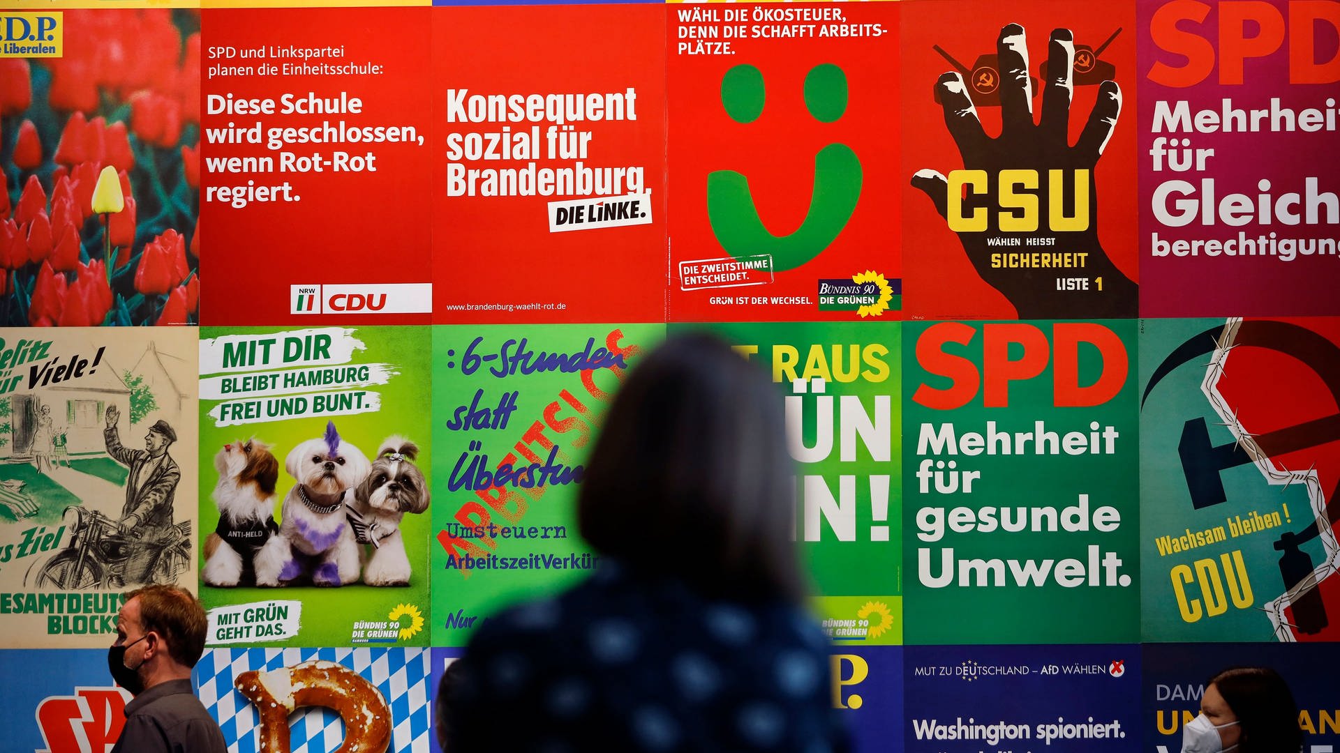 Impressionen von Wahlplakaten und Parteigeschenken beim Pressegespräch zur neuen Ausstellung 'Wähl mich! Parteien plakatieren' im Haus der Geschichte in Bonn. 