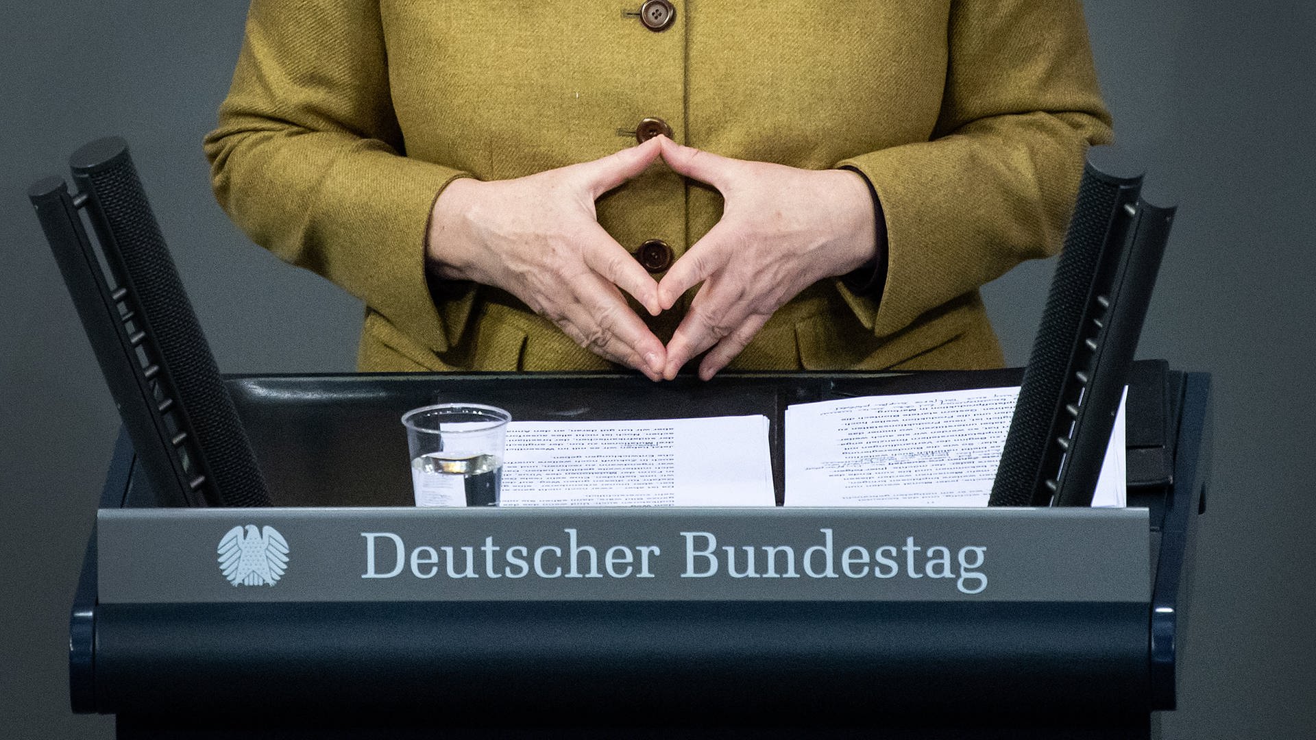 Bundeskanzlerin Angela Merkels berühmte Dreieck-Geste