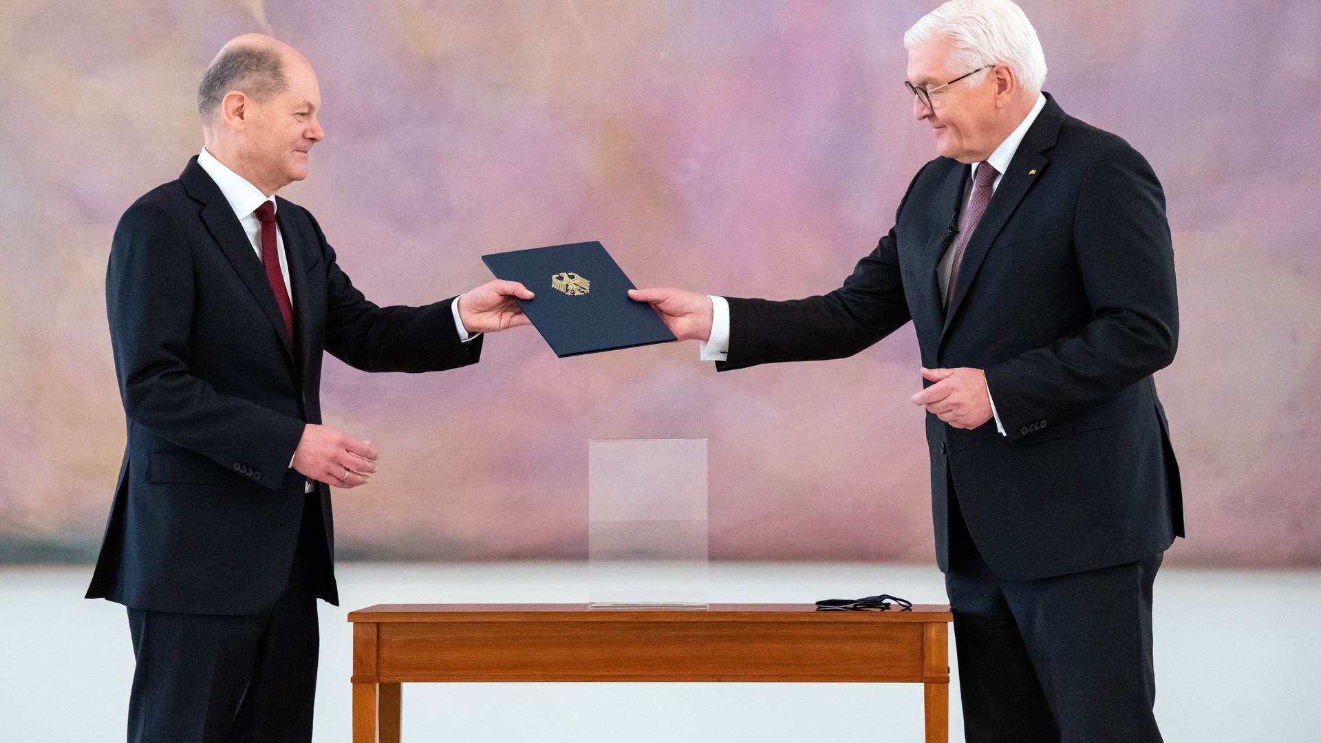 Olaf Scholz (l, SPD), designierter Bundeskanzler, erhält von Bundespräsident Frank-Walter Steinmeier im Schloss Bellevue die Ernennungsurkunde.