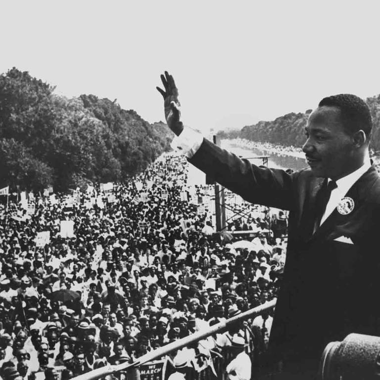 Martin Luther King spricht vor einer Menschenmenge