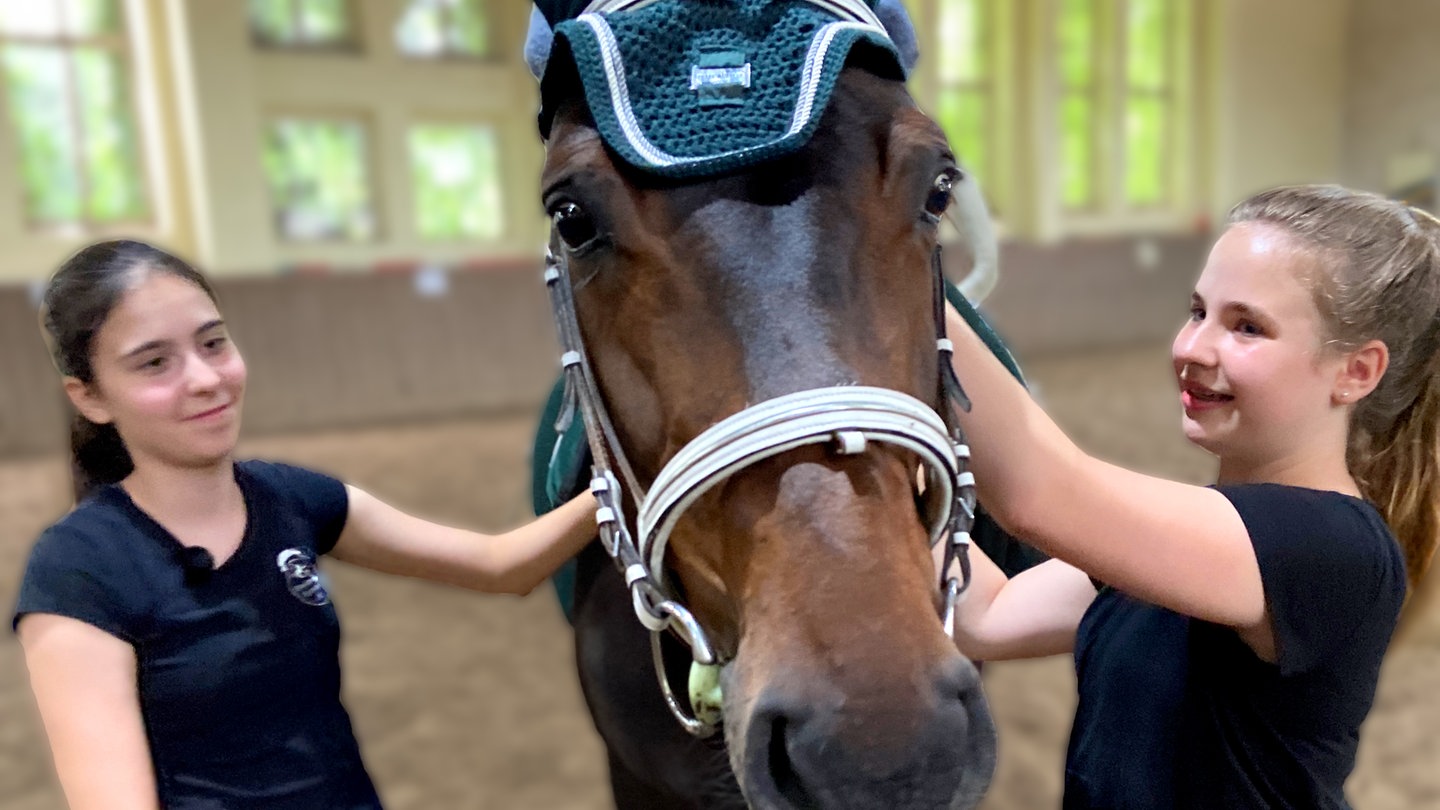 Sara und Lena von #WIR – Freundschaft grenzenlos mit Pferd. (Foto: SWR)