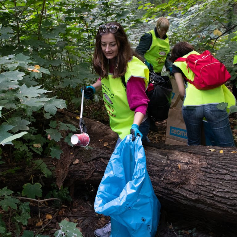 Teilnehmer am "World Cleanup Day" sammeln Müll im Plänterwald ein.