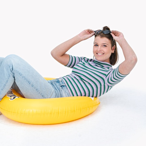 Laura mag den Sommer und verbringt in gerne am Strand