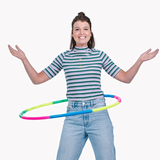 Laura bewegt sich gerne rythmisch mit dem Hula Hoop (Foto: SWR, Christian Koch)