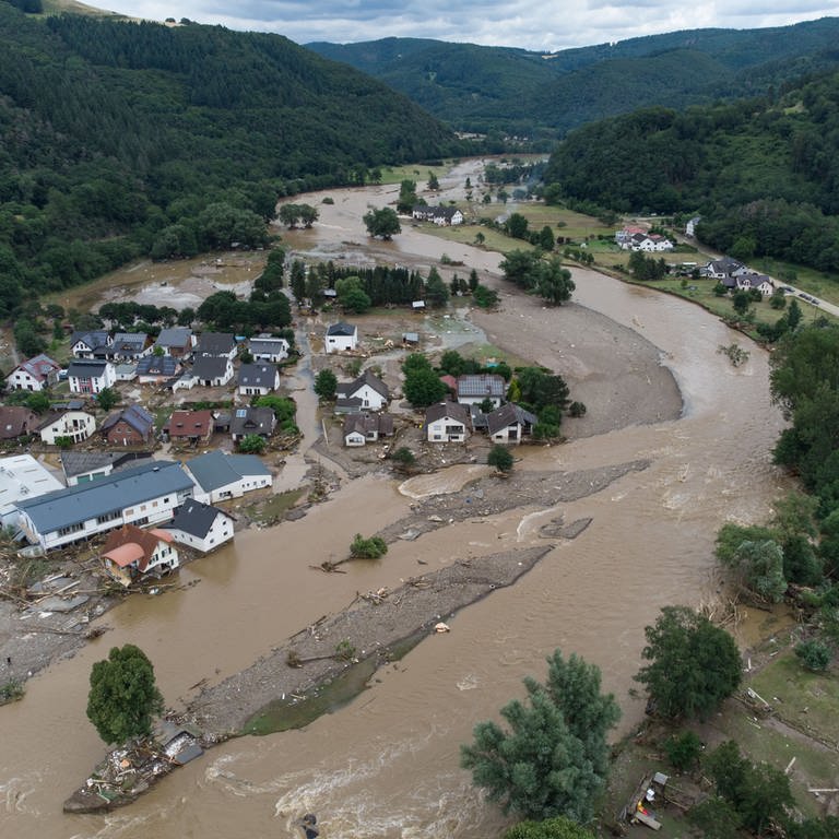 Weitgehend überflutet ist das Dorf Insul in Rheinland-Pfalz nach massiven Regenfällen (Luftaufnahme mit Drohne).  (Foto: picture-alliance / Reportdienste, picture alliance/dpa | Boris Roessler)