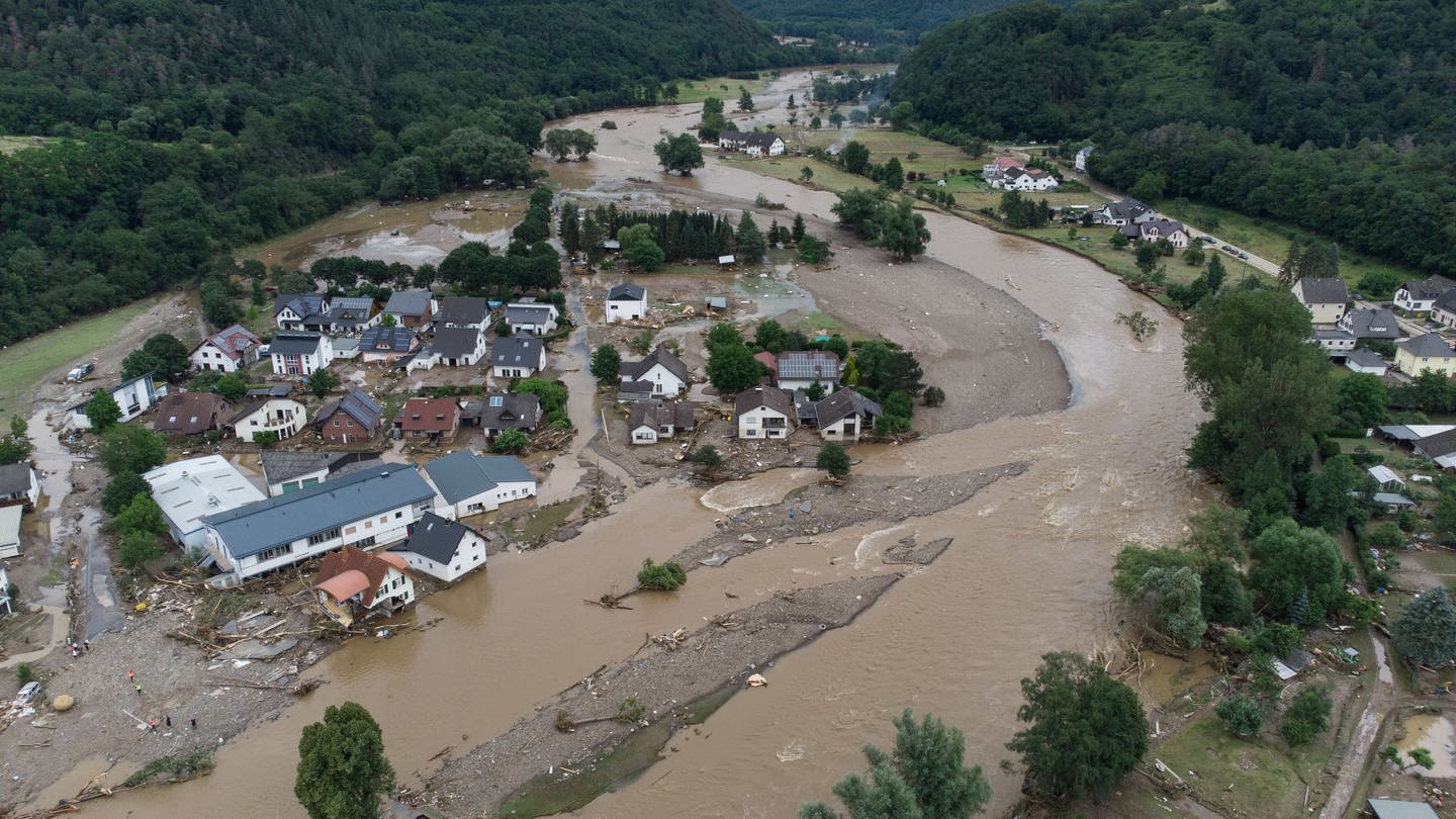 Weitgehend überflutet ist das Dorf Insul in Rheinland-Pfalz nach massiven Regenfällen (Luftaufnahme mit Drohne). (Foto: picture-alliance / Reportdienste, picture alliance/dpa | Boris Roessler)