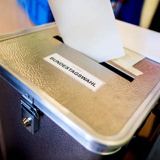 Ein Wähler wirft in einem Wahllokal seinen Stimmzettel für die Bundestagswahl in eine Wahlurne.  (Foto: picture-alliance / Reportdienste, picture alliance/dpa | Hauke-Christian Dittrich)