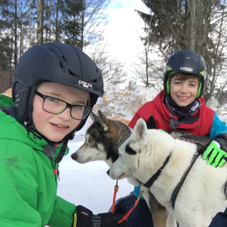 Connor, Arthur und Muschda mit den SchlittenhundenConnor (Foto: SWR, Dein großer Tag)