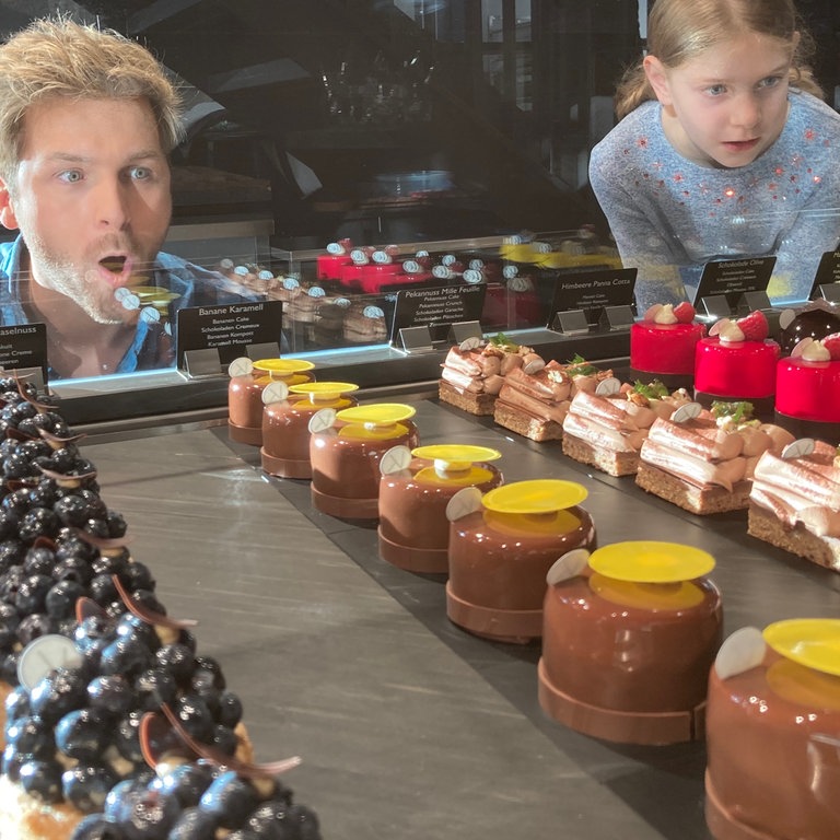 Paula und Johannes staunen über tolle Törtchen (Foto: SWR)