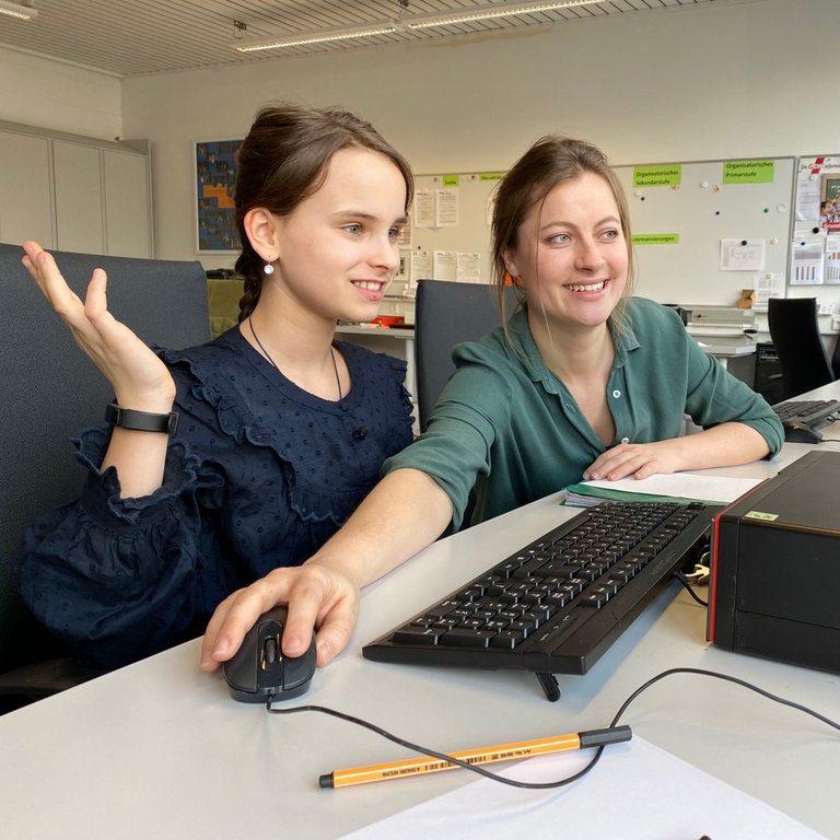 Liv mit Lehrerin Frau Friedl (Foto: SWR)