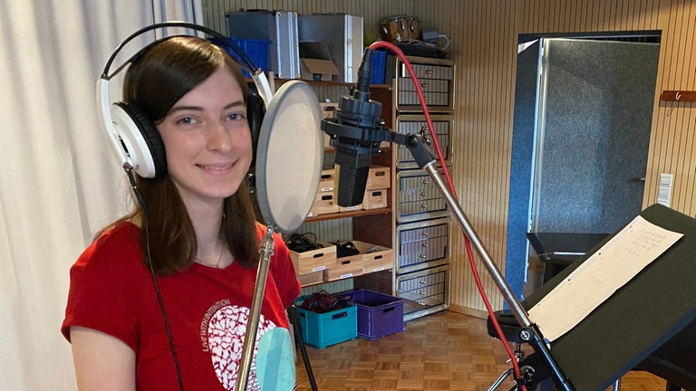 Alina singt ihren Song ein (Foto: SWR)