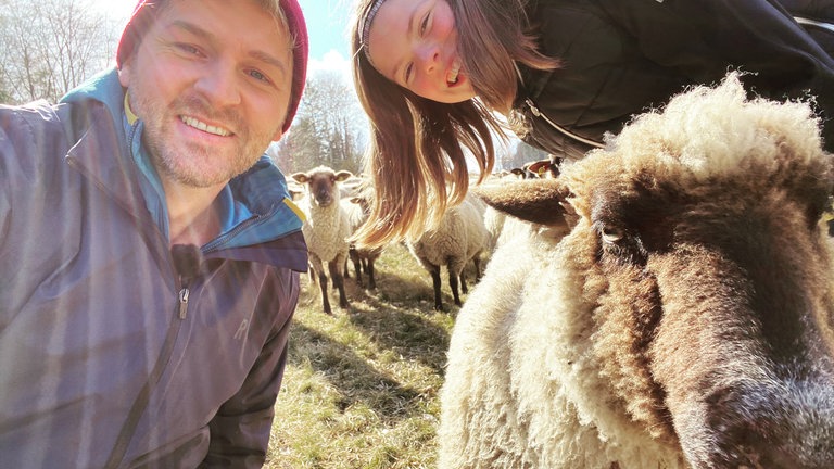 Ziva mit Johannes bei den Schafen (Foto: SWR)