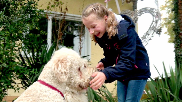 Miriam mit Blindenführhund (Foto: SWR)