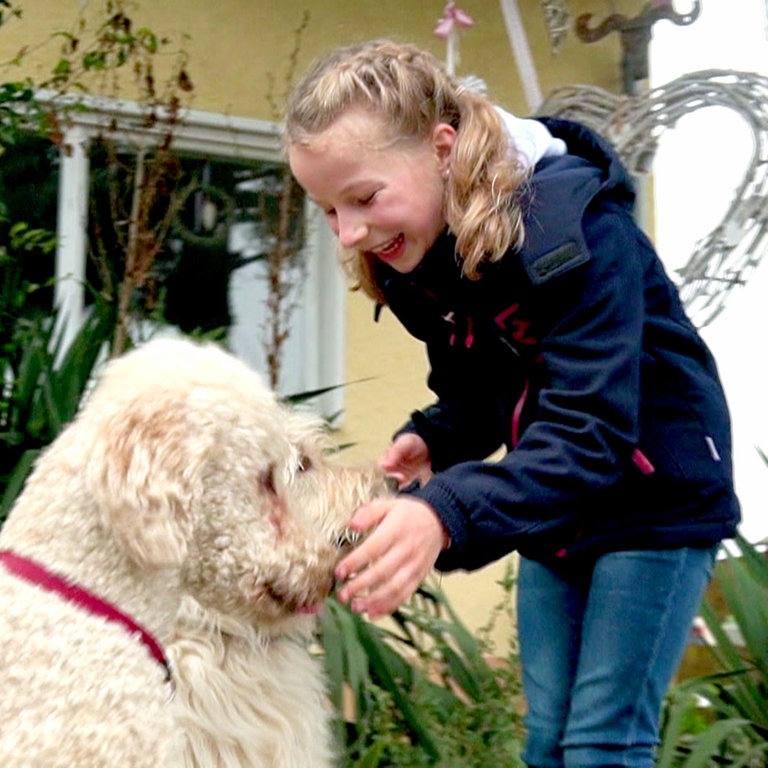 Miriam mit Blindenführhund (Foto: SWR)