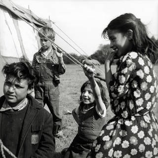 Kinder in einem Sinti und Roma-Lager bei Paris, 1957 (Foto: dpa Bildfunk, Picture Alliance)