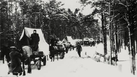 Während des Zweiten Weltkriegs flüchten Menschen im Schnee mit Kutschen.  (Foto: picture-alliance / Reportdienste, akg-images)