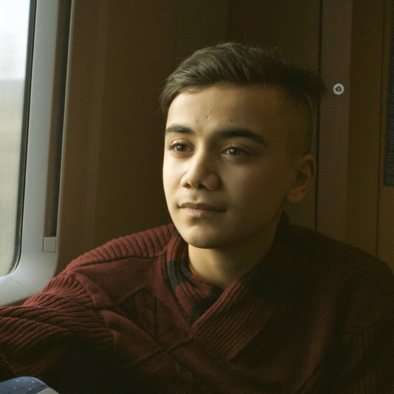 Anwar sitzt im Zug (Foto: SWR)