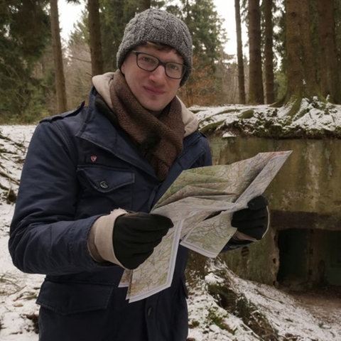 WDR neuneinhalb (Foto: Robert im Wald vor einem Bunker. )