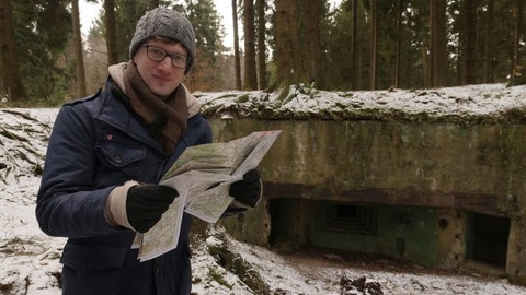 WDR neuneinhalb (Foto: Robert im Wald vor einem Bunker. )