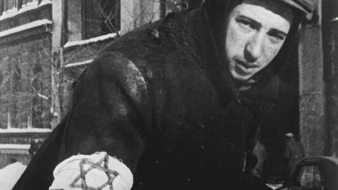 Ein Mann mit Judenstern am Ärmel im Warschauer Ghetto. (Foto: dpa Bildfunk, Picture Alliance)
