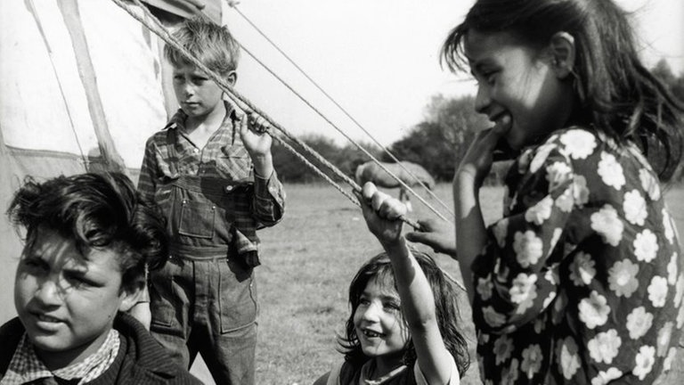 Kinder in einem Sinti und Roma-Lager bei Paris, 1957 (Foto: dpa Bildfunk, Picture Alliance)