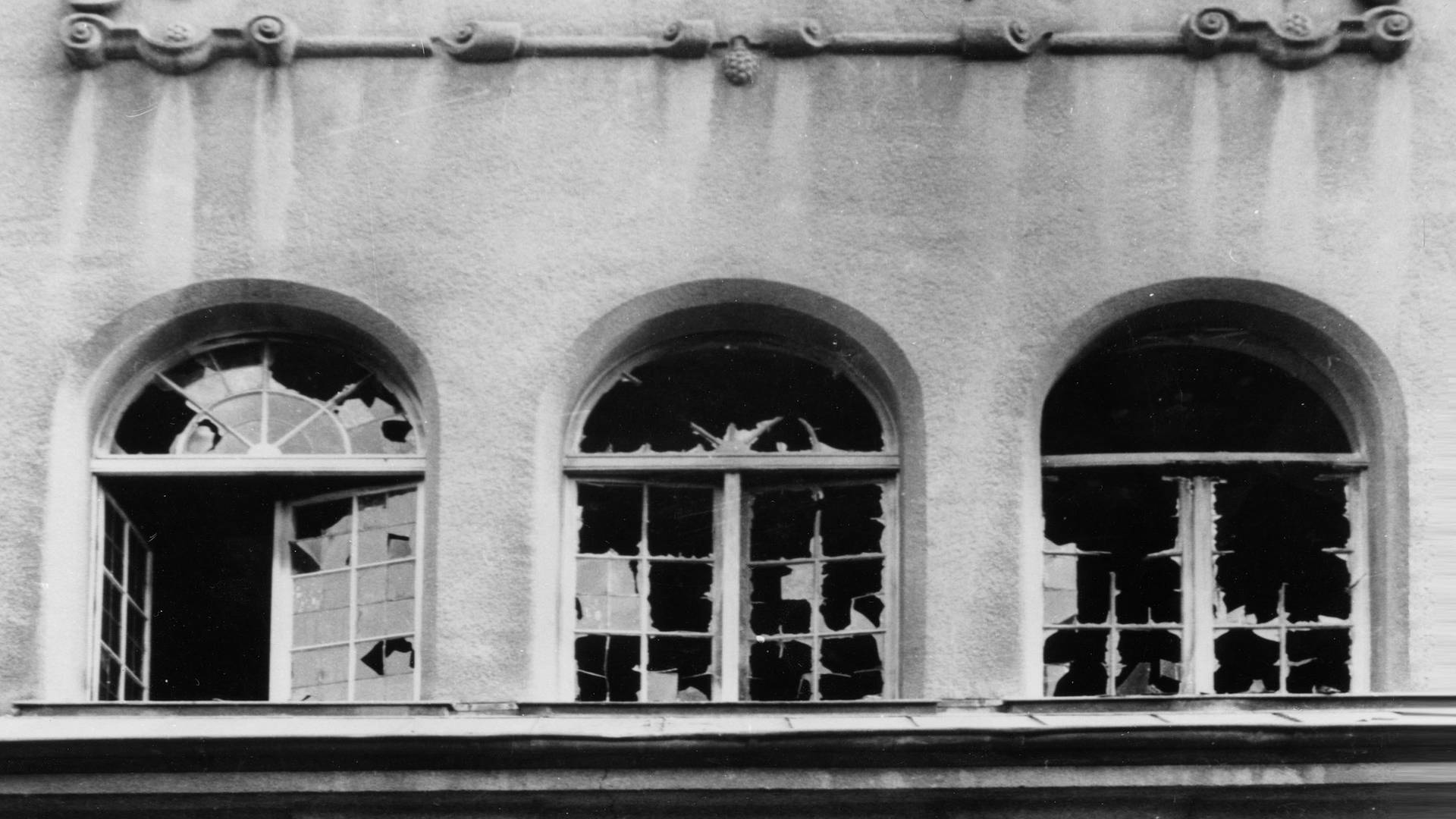 Die zerstörten Fenster der Kieler Synagoge nach der Reichspogromnacht (Foto: dpa Bildfunk, Picture Alliance)