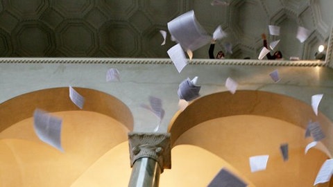 Sophie und Hans Scholl warfen ihr letzes Flugblatt im Lichthof der Ludwig Maximilian Universität in München. (Foto: dpa Bildfunk, Picture Alliance)