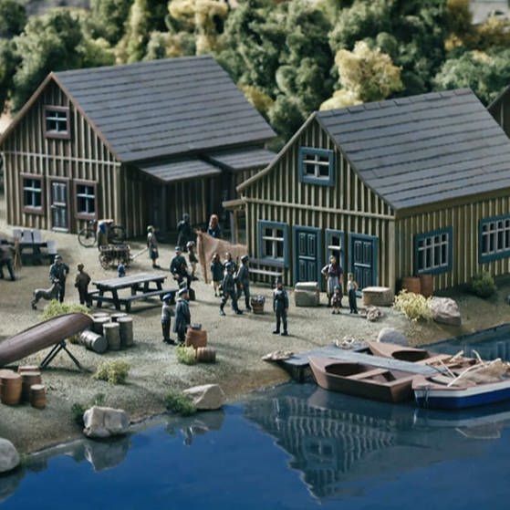 Fertige Modellhäuser an einem See mit Booten. (Foto: LOOKSfilm/Momakin)