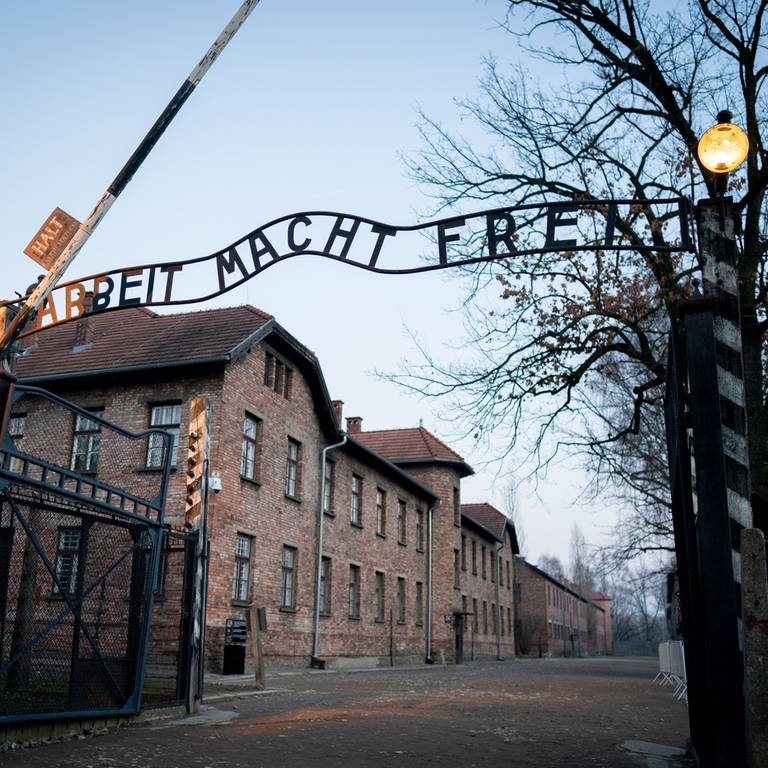 Das Lagertor von Auschwitz mit der Aufschrift "Arbeit macht frei".