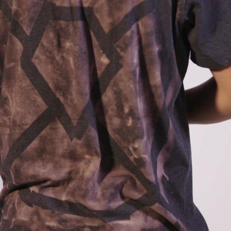 DIY-Tipp: T-Shirt mit Bleichmittel selbst designen. (Foto: SWR)